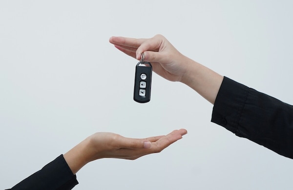 Passaggio di proprietà auto, cosa cambia davvero