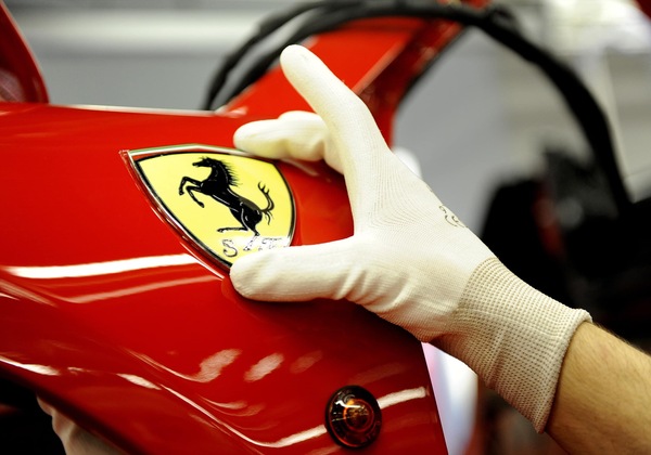 Ferrari, bonus di 14.900 euro per i dipendenti: il Cavallino stabilisce un altro record