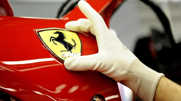 Ferrari, bonus di 14.900 euro per i dipendenti: il Cavallino stabilisce un altro record