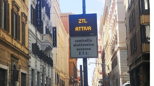 ZTL a Roma, il pass da 1.000 euro continua a far discutere: c'è la mozione per fermarlo