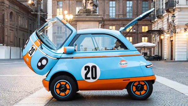 Microlino Tributo Porsche 917K Le Mans: la microcar in livrea Gulf dà spettacolo