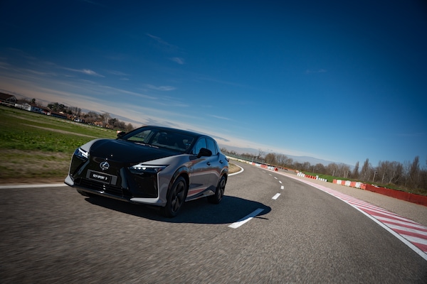 Lexus RZ, il test in pista