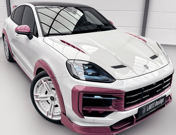 Larte Design stupisce ancora: la Cayenne si trasforma con il kit in carbonio rosa
