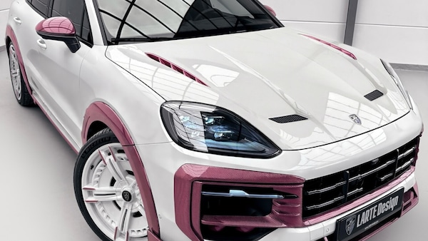 Larte Design stupisce ancora: la Cayenne si trasforma con il kit in carbonio rosa