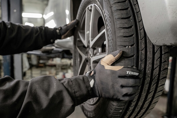 Inversione gomme auto: perché e come farla correttamente