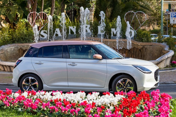 Suzuki Swift Hybrid Sakura conquista Sanremo