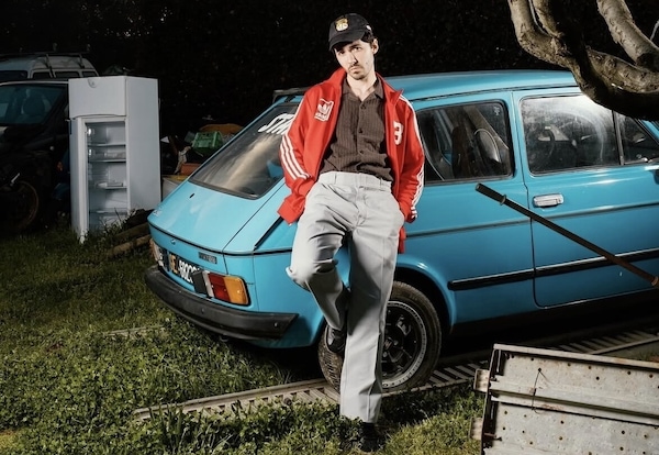 Le auto dei cantanti di Sanremo 2026: dalla Ferrari Roma di Fedez alla 127 di Fulminacci
