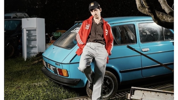 Le auto dei cantanti di Sanremo 2026: dalla Ferrari Roma di Fedez alla 127 di Fulminacci