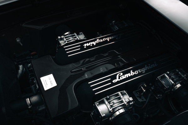 Lamborghini cancella l'elettrico e sfida Ferrari: il futuro non è solo a batteria