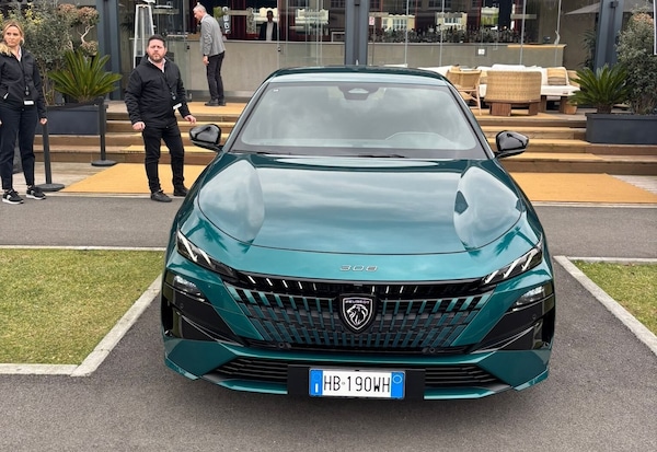 Nuova Peugeot 308 Plug-in Hybrid: la station wagon perfetta per le famiglie