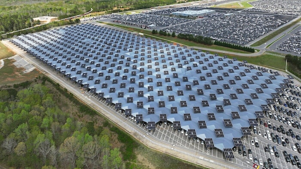 Kia, maxi tettoia solare per proteggere 15.000 auto dalla grandine