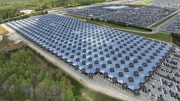 Kia, maxi tettoia solare per proteggere 15.000 auto dalla grandine