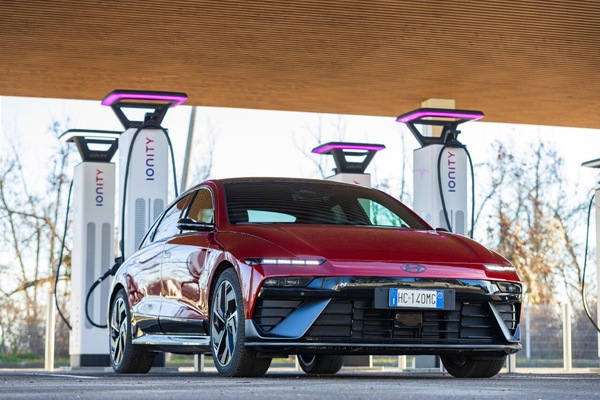 Hyundai Ioniq 6 N Line, la grande berlina si affina