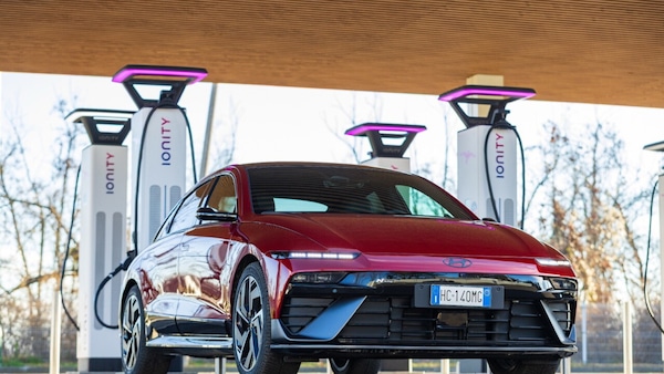 Hyundai Ioniq 6 N Line, la grande berlina si affina