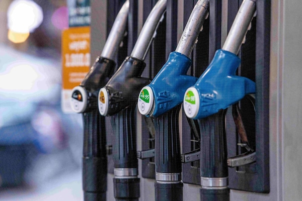 La benzina sale ancora, i conti di Unc: "Fino a 9,25 euro in più per un pieno"