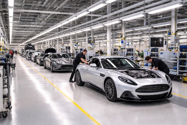 L'elettrico manda in crisi Aston Martin: spazio alle ibride per risanare i bilanci