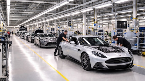 L'elettrico manda in crisi Aston Martin: spazio alle ibride per risanare i bilanci