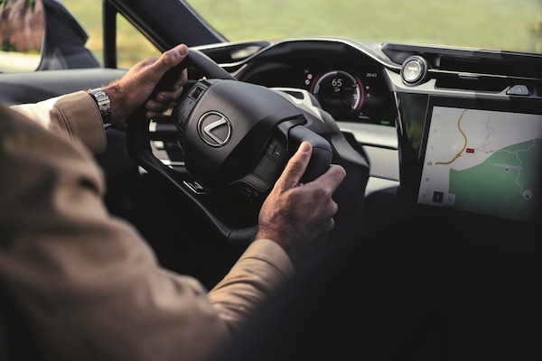 Lexus sfida Tesla con lo steer-by-wire: chi vince nella rivoluzione dello sterzo?