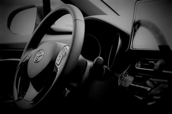 Industria auto sotto assedio: la crisi in Iran fa tremare Toyota, Hyundai e Stellantis