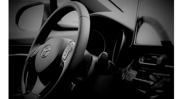 Industria auto sotto assedio: la crisi in Iran fa tremare Toyota, Hyundai e Stellantis