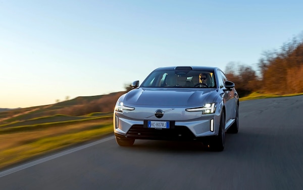 Volvo ES90: la berlina elettrica da 700 km che sfida i Suv