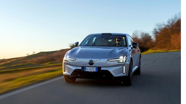 Volvo ES90: la berlina elettrica da 700 km che sfida i Suv