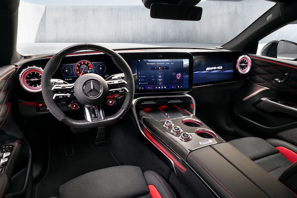 Come è fatto l'abitacolo della Mercedes-AMG GT 4