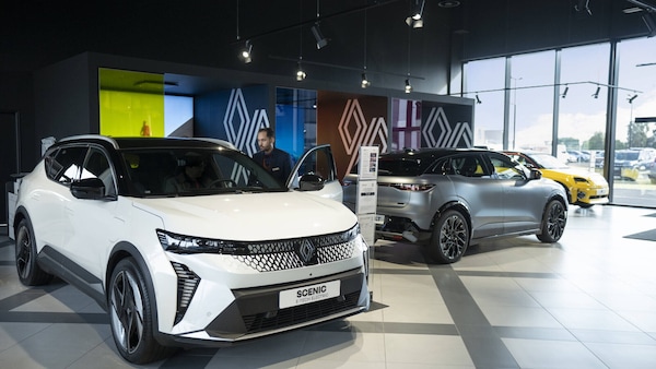 Renault, il piano industriale del dopo de Meo rivede la transizione