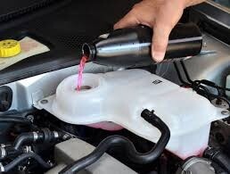 Liquido radiatore auto: perché è fondamentale per salvare il motore