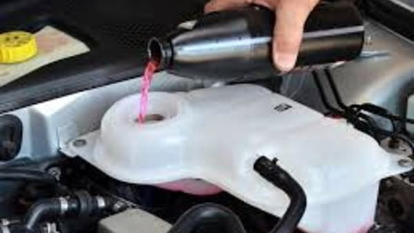 Liquido radiatore auto: perché è fondamentale per salvare il motore