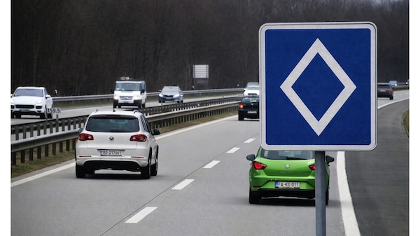 Attenzione al cartello con il rombo bianco: cosa significa e chi rischia la multa