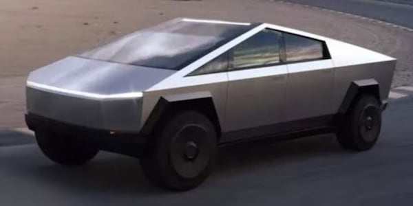 Tesla Cybertruck tenta di buttare giù da un ponte una donna: scatta la denuncia
