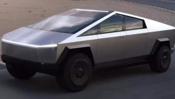 Tesla Cybertruck tenta di buttare giù da un ponte una donna: scatta la denuncia