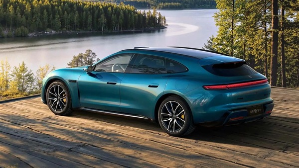 L'auto elettrica cinese SAIC Z7 e le somiglianze con la Porsche Taycan