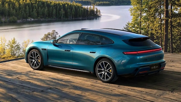 L'auto elettrica cinese SAIC Z7 e le somiglianze con la Porsche Taycan