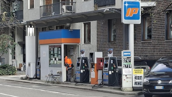 Caro carburante Milano: benzina record a 2,73 euro in via Correggio