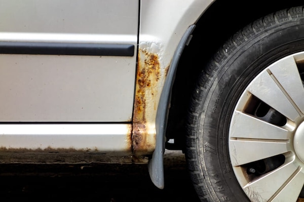 Ruggine sull’auto, multa annullata: quando il degrado non basta per sanzionare