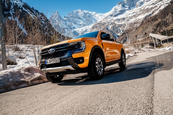 Ford Ranger PHEV: il pick-up ibrido debutta tra le vette di Courmayeur