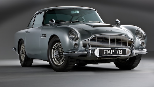 James Bond, dalle mitiche Aston Martin alla Denza: le auto di Daniel Craig