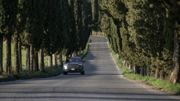 Jaecoo 8 SHS-P, l'ammiraglia a 7 posti su strada