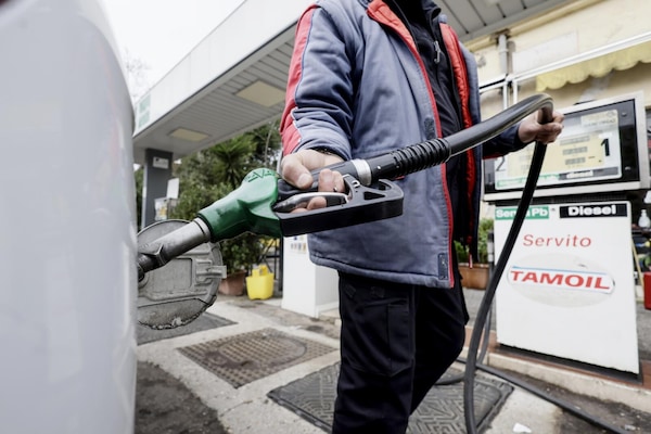 Benzina, che botta, si torna ai livelli di ottobre 2023. Diesel a 2 euro in Molise