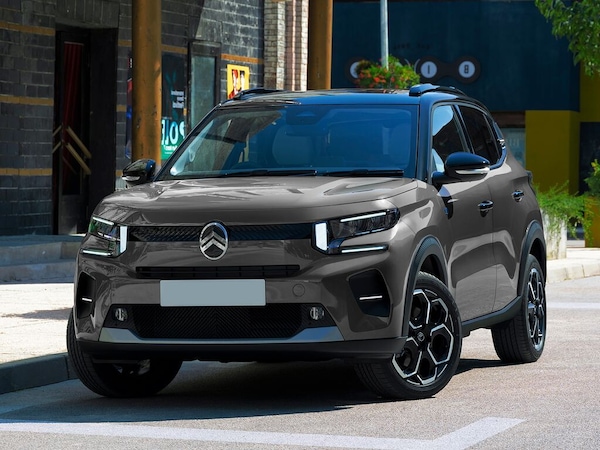 Come sceglie un’auto nuova oggi chi deve acquistarla: tra digitale e concessionario