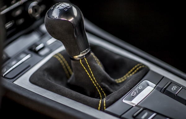 Il cambio manuale sta scomparendo: perché le auto dicono addio alla frizione