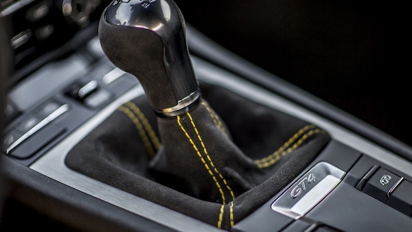 Il cambio manuale sta scomparendo: perché le auto dicono addio alla frizione