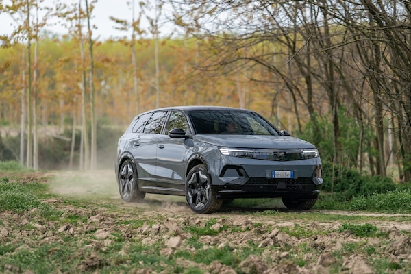 Grandland AWD, elettrica ai vertici di gamma per la Opel