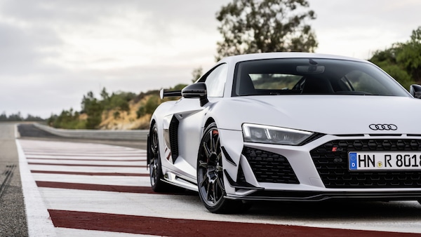 Audi R8, venti anni dalla supercar a doppio filo con Lamborghini. Il top e il futuro.