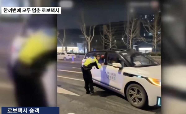 Robotaxi in Cina: stop improvviso per strada e caos a Wuhan, il video