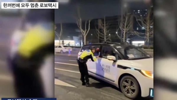 Robotaxi in Cina: stop improvviso per strada e caos a Wuhan, il video
