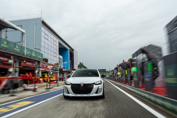 Peugeot 208 Gti 2026, la sportiva elettrica alla "prima" italiana a Imola