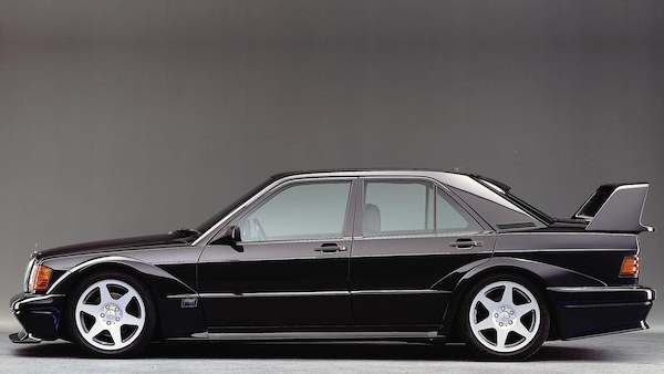 Mercedes Classe C, la 190E ha iniziato la storia pronta ora per l'elettrica